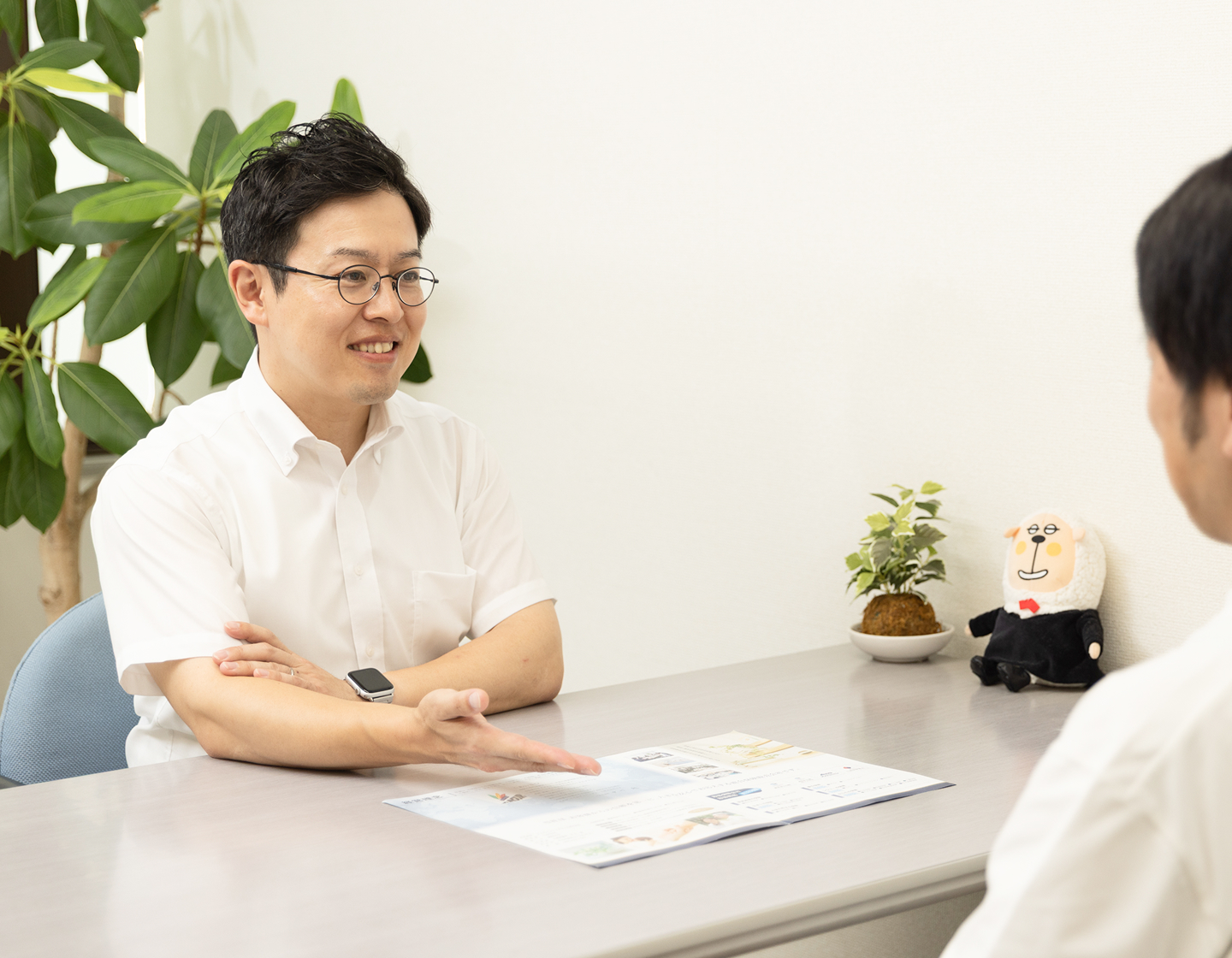 お客様と対面する営業マン